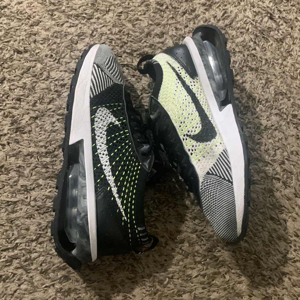 Nike Women’s FlyKnit Size 8 US Black/White/Volt